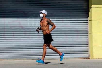 La práctica deportiva, incluído el running, está prohibido desde que se inició la cuarentena el 20 de marzo; se analiza autorizarla en horario nocturno