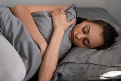 La práctica Hurkle-Durkling se viralizó en redes, aunque es muy simple: no salir de la cama por varias horas