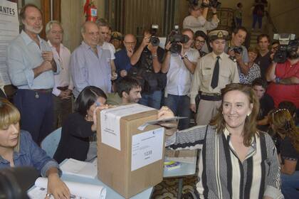 La precandidata a jefa de gobierno porteño, Gabriela Michetti, durante su votación en el colegio San José
