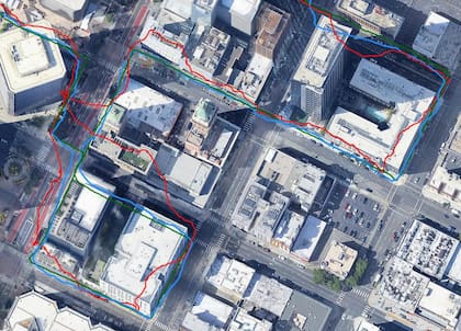 La precisión del GPS en un Pixel Watch 4 (en rojo) y el nuevo Pixel Watch 5 (azul). En verde, la ruta real a nivel del suelo