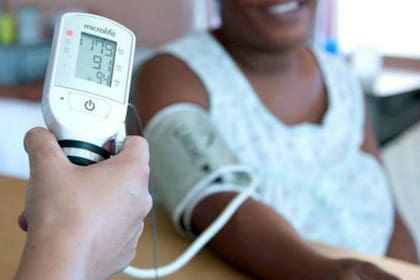 Para una medición confiable solo se debe usar un tensiómetro electrónico tal como recomienda la AHA para evitar los errores que ocurren al medir la presión con otros aparatos