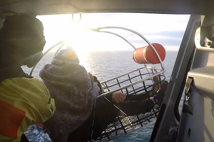 La Prefectura aeroevacuó al tripulante de un barco pesquero a 93 kilómetros de la costa de Trelew