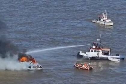 La Prefectura desplegó un operativo en la zona del Río de la Plata donde se incendió la embarcación deportiva