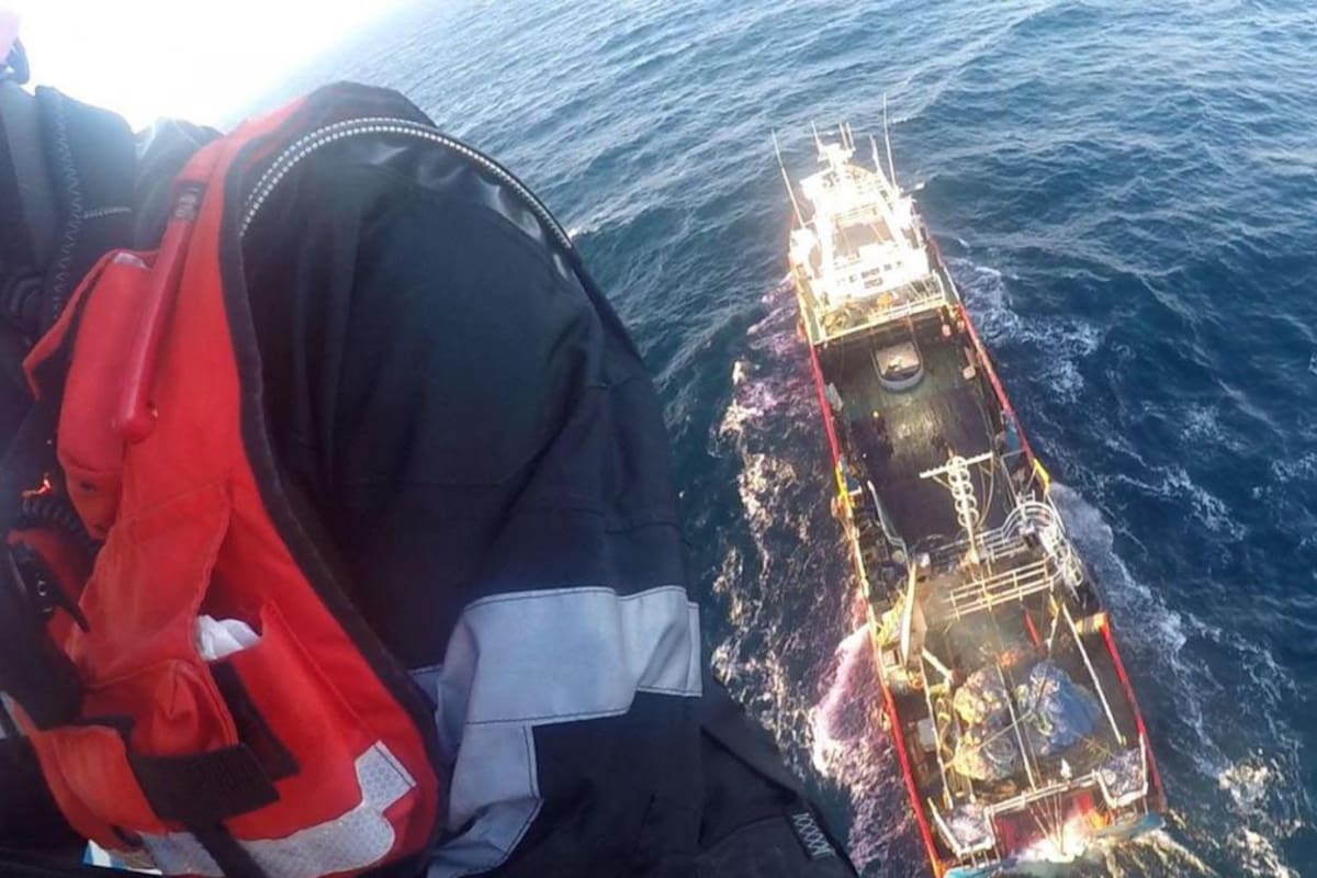 La Prefectura Naval aeroevacuó de urgencia al tripulante de un pesquero.