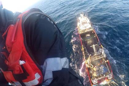La Prefectura Naval aeroevacuó de urgencia al tripulante de un pesquero.