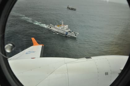La Prefectura y la Armada argentina monitorean la llegada de cientos de pesqueros chinos al mar Argentino