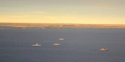 La Prefectura y la Armada argentina monitorean la llegada de cientos de pesqueros chinos al mar Argentino