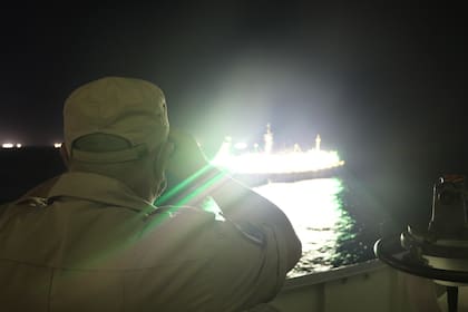 La Prefectura y la Armada argentina monitorean la llegada de cientos de pesqueros chinos al mar Argentino