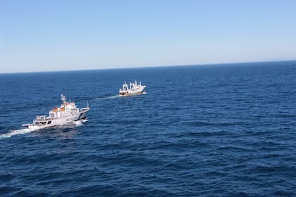 La Prefectura y la Armada argentina monitorean la llegada de cientos de pesqueros chinos al mar Argentino
