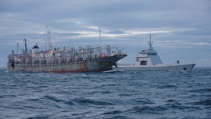La Prefectura y la Armada argentina monitorean la llegada de cientos de pesqueros chinos al mar Argentino