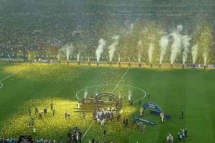 La premiación de Francia en Rusia 2018 con el campo vacío. Los croatas ya se habían retirado a los vestuarios
