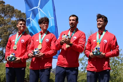 La premiación en el cuatro sin timonel masculino para los hermanos Abraham