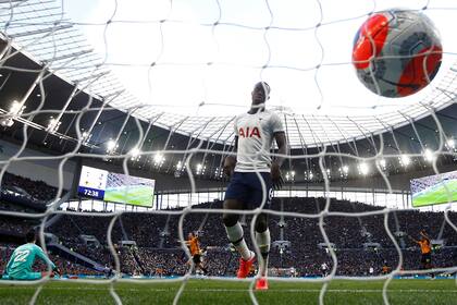 La Premier League, división del fútbol inglés, analiza la posibilidad de jugar los partidos a puertas cerradas para evitar contagios