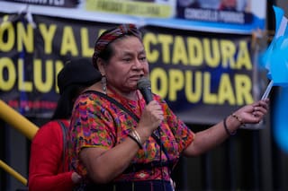 La premio Nobel de la Paz Rigoberta Menchú es homenajeada en la Feria del Libro en Guatemala