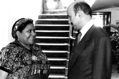 La premio Nobel de la Paz, Rigoberta Menchú, sonríe al entonces presidente mexicano Carlos Salinas de Gortari, en una foto de archivo de 1992