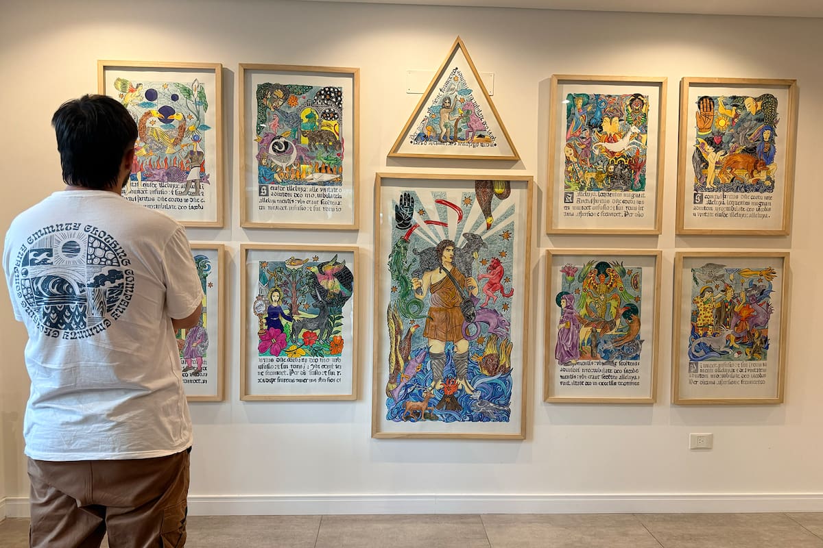 La premisa para aplicar como galería era tener en sus paredes artistas locales: la galería Luco exhibe obras de Roly Arias