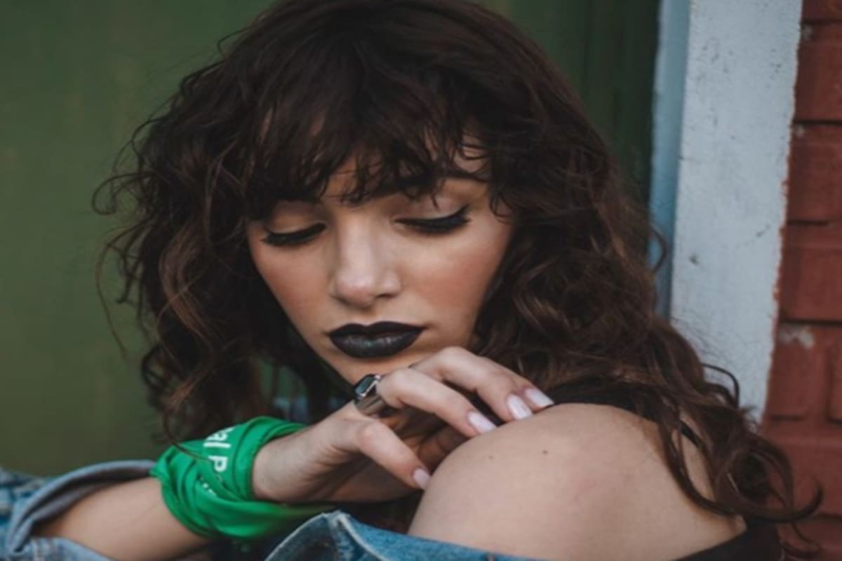 La prenda diseñada por Emme Vázquez lleva la frase "Mirá como nos ponemos"