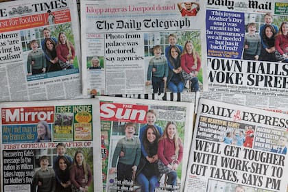 La prensa británica se hizo eco de la crisis de comunicación generada por la imagen manipulada.