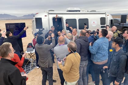 La prensa especializada en el desierto de Nevada cerca de Las Vegas, durante una demostración de cómo será la conectividad satelital en Android, provista por Qualcomm e Iridium