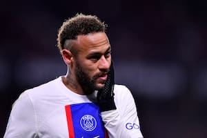 La preocupación de Neymar durante la derrota de PSG frente a Rennes el domingo. La prensa francesa fue tajante en la crítica contra el astro brasileño