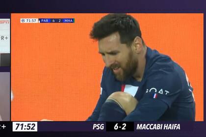 La preocupación del Kun Agüero al ver que Messi siente un golpe durante el triunfo de PSG sobre Maccabi Haifa por 7-2