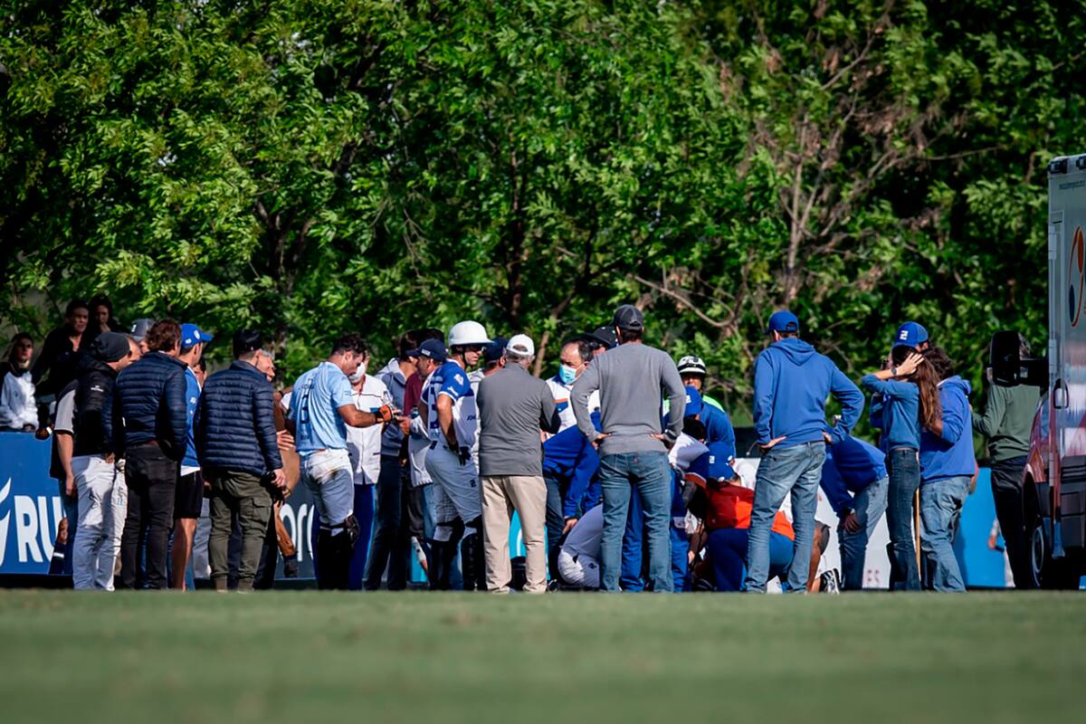 La preocupación por la caída de Nicolás Pieres en Ellerstina vs. La Dolfina-Brava, por el Abierto de Hurlingham; al parecer, el back no tiene lesión alguna, pero quedó preventivamente en observación.