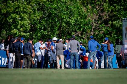 La preocupación por la caída de Nicolás Pieres en Ellerstina vs. La Dolfina-Brava, por el Abierto de Hurlingham; al parecer, el back no tiene lesión alguna, pero quedó preventivamente en observación.