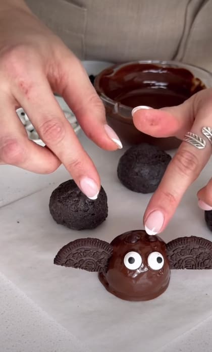 La preparación combina galletitas trituradas, leche condensada y chocolate derretido (Foto: Instagram @sweetshamilton)