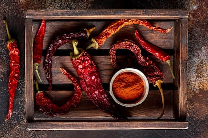 La preparación de la birria incluye una mezcla de chiles secos y condimentos