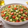 La ensalada griega de garbanzos que conquista por su frescura: receta saludable y lista en minutos