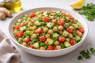 La ensalada griega de garbanzos que conquista por su frescura: receta saludable y lista en minutos