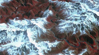 La presa está situada en el cañón Yarlung Tsangpó, considerado el más grande y profundo del mundo