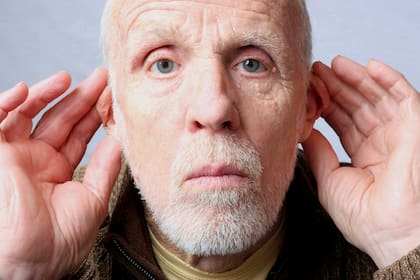 La presbiacusia afecta a una de cada tres personas mayores de 60 años y hasta al 75% de las de más de 80