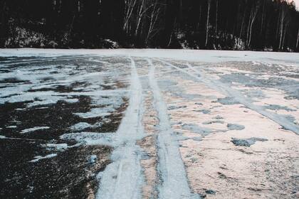 La presencia de hielo negro puede ser muy peligrosa para los conductores (Canva)