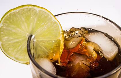 La presencia de la cafeína en muchas de estas bebidas impacta negativamente sobre el sistema neurológico