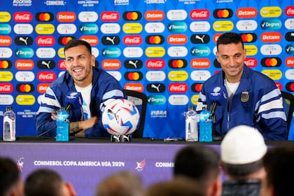 La presencia de Leandro Paredes implicó también la propia en la formación titular contra Canadá; el propio Scaloni la confirmó, sugiriéndola.
