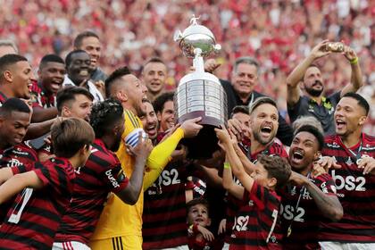 La presencia de los chicos de Flamengo al momento de levantar la Copa Libertadores