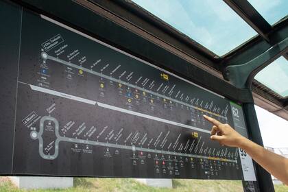 La presencia de mapas físicos, tótems informativos y señales direccionales sigue siendo fundamental