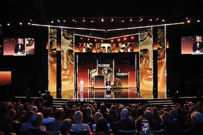 La presencia de William y Kate en los BAFTA no estaba en la agenda oficial, aunque el príncipe es presidente honorario de la Academia
Británica de Cine y Televisión. Acá, en el momento en el cual el príncipe brinda su discurso en el escenario del Royal Festival Hall