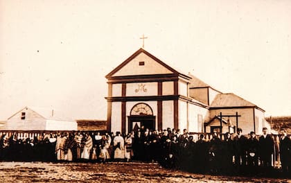 "La presencia e iniciativa constante de los sacerdotes y hermanas en los distintos hechos que marcaron la historia del pueblo ha hecho que la identidad de la ciudad se tiña de aspectos propios de la vida salesiana", comenta Martinic
