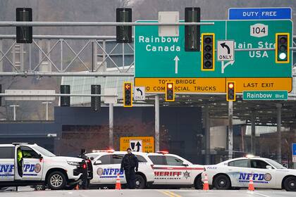 La presencia policial en el Puente Rainbow Bridge, cerca de Niagara Falls, Nueva York, el 22 de noviembre de 2023. (Derek Gee/The Buffalo News via AP)