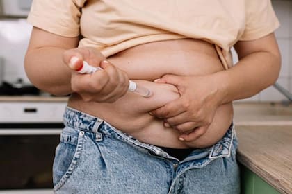 La presentación comercial de Mounjaro incluye un dispositivo inyector prellenado de aplicación semanal que debe conservarse obligatoriamente bajo cadena de frío