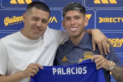 La presentación de Carlos Palacios en Boca, junto al presidente Juan Román Riquelme