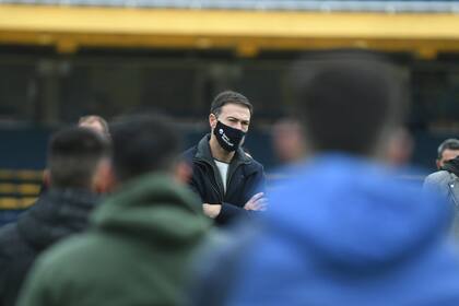 La presentación de Cristian "Kily" González como DT de Rosario Central, en el campo de juego y cumpliendo el protocolo sanitario.