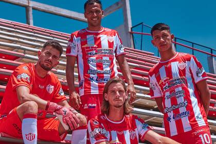La presentación de la camiseta de Talleres de Remedios de Escalada, en la tribuna del estadio. El club del sur del Gran Buenos Aires vuelve a la segunda categoría del fútbol argentino después de 29 años