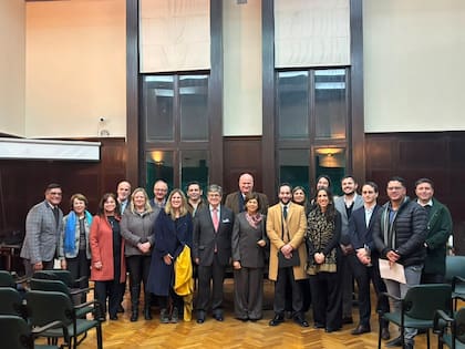 La presentación de la nueva edición del libro de Juan Vicente Sola, en el Salón Verde de la Facultad de Derecho