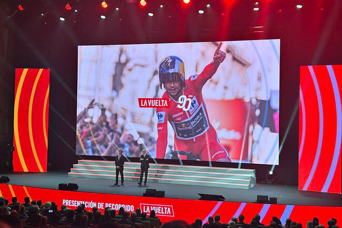 La presentación de la Vuelta a España 2025 se realizó en un teatro con gran concurrencia y la presencia de grandes campeones.