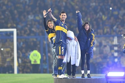 La presentación de Leandro Paredes en el estadio de Boca Juniors; con su familia y ante miles de hinchas