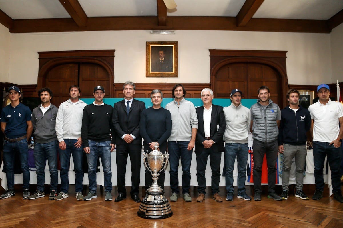 La presentación de los equipos y la Ayrshire Cup