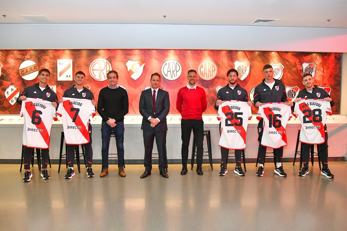La presentación de los refuerzos de River, con Gattoni, Bareiro, Ledesma, Carboni y Peña Biafore en el plantel de Martín Demichelis, que estuvo acompañado del presidente Jorge Brito y el vicepresidente segundo Ignacio Villarroel.